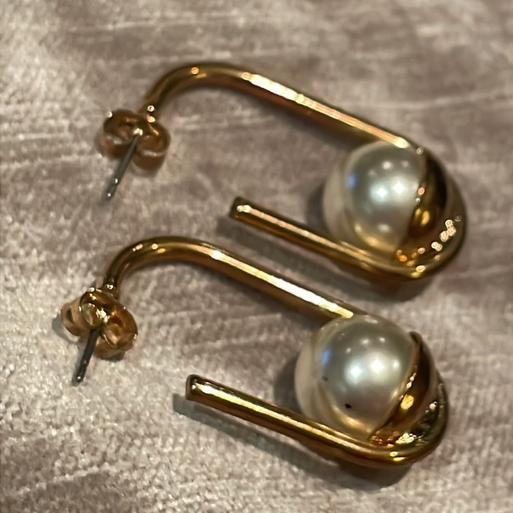 Lulu's Gold Minimalist Drop Earrings - Picture 2 of 6